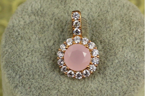 Кулон Xuping Jewelry круглый камень имитация розового кварца в ободке из фианитов 2.3 см золотистый