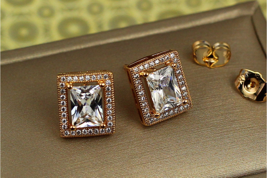 Сережки гвоздики Xuping Jewelry прямокутний обідок з білим фіанітом 1.3 см золотисті