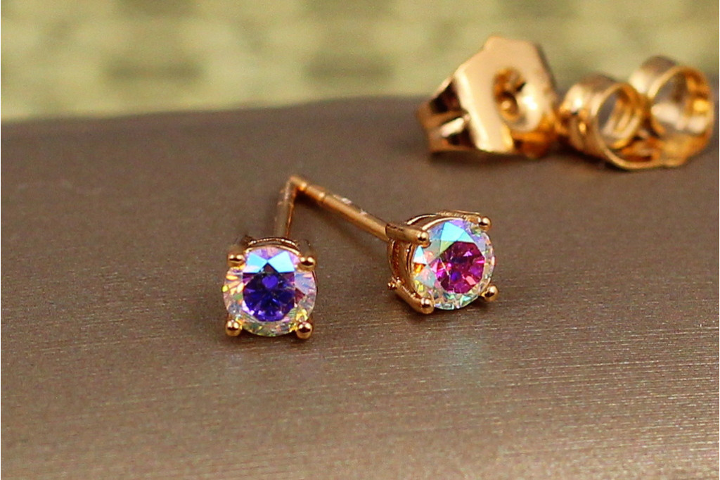 Сережки гвоздики Xuping Jewelry світлий хамелеон на чотири кріплення 4 мм золотисті