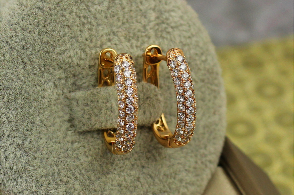 Сережки Xuping Jewelry опуклі три доріжки з фіанітів 1.9 см золотисті