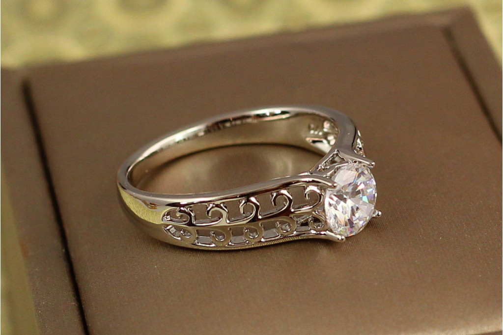 Кольцо Xuping Jewelry лиана с белым камнем р 17 серебристое
