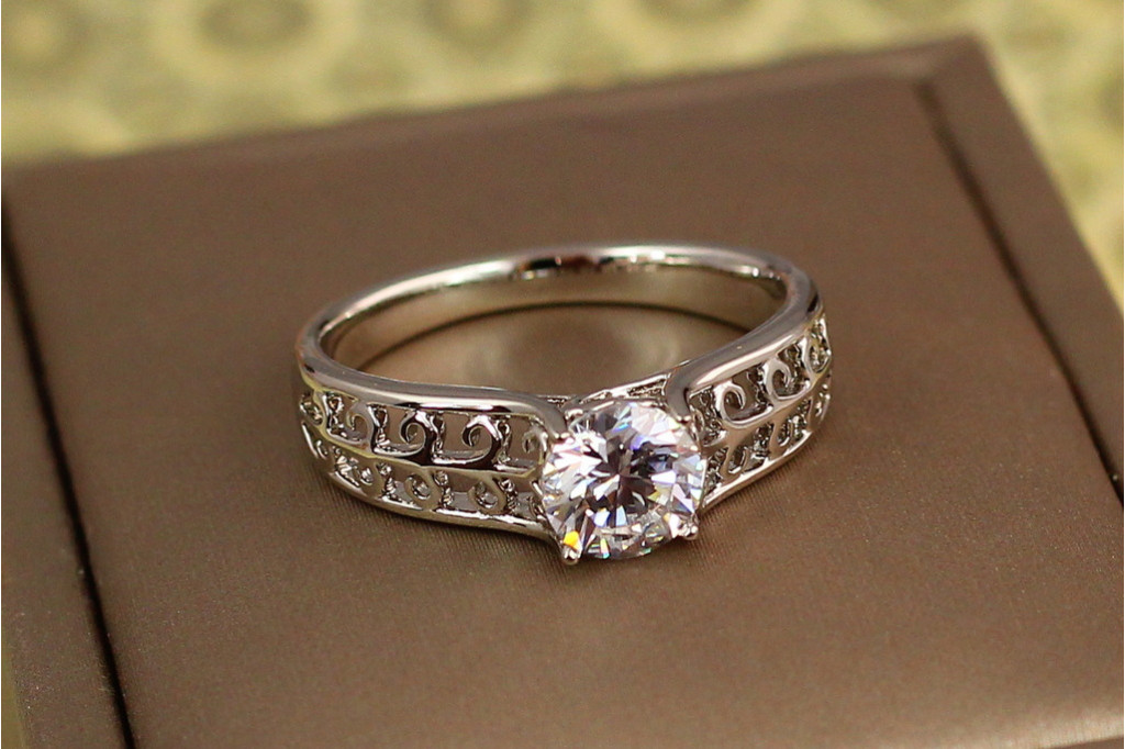 Кольцо Xuping Jewelry лиана с белым камнем р 19 серебристое