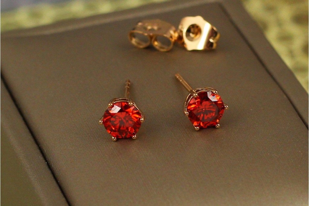 Серьги гвоздики  Xuping Jewelry красный фианит на шесть креплений 6 мм золотистые