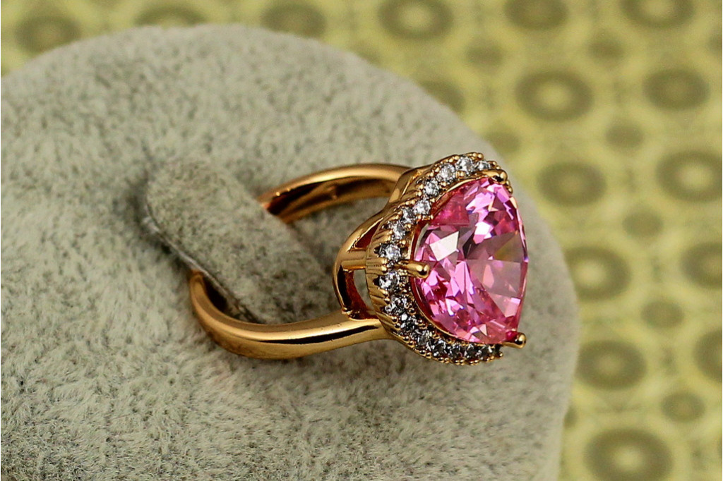 Кільце Xuping Jewelry серце океану з рожевим каменем 1,6 см р 17 золотисте
