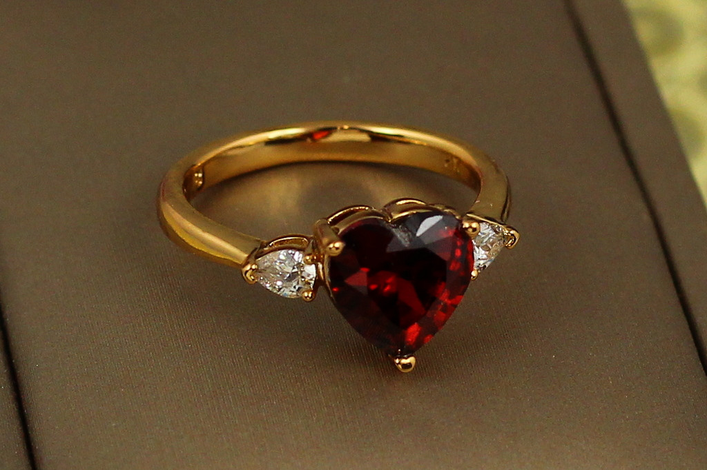 Кольцо Xuping Jewelry сердце с красным камнем и каплями по бокам р 17  золотистое