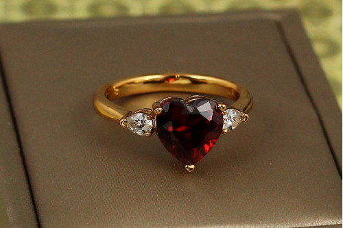 Кольцо Xuping Jewelry сердце с красным камнем и каплями по бокам р 20  золотистое