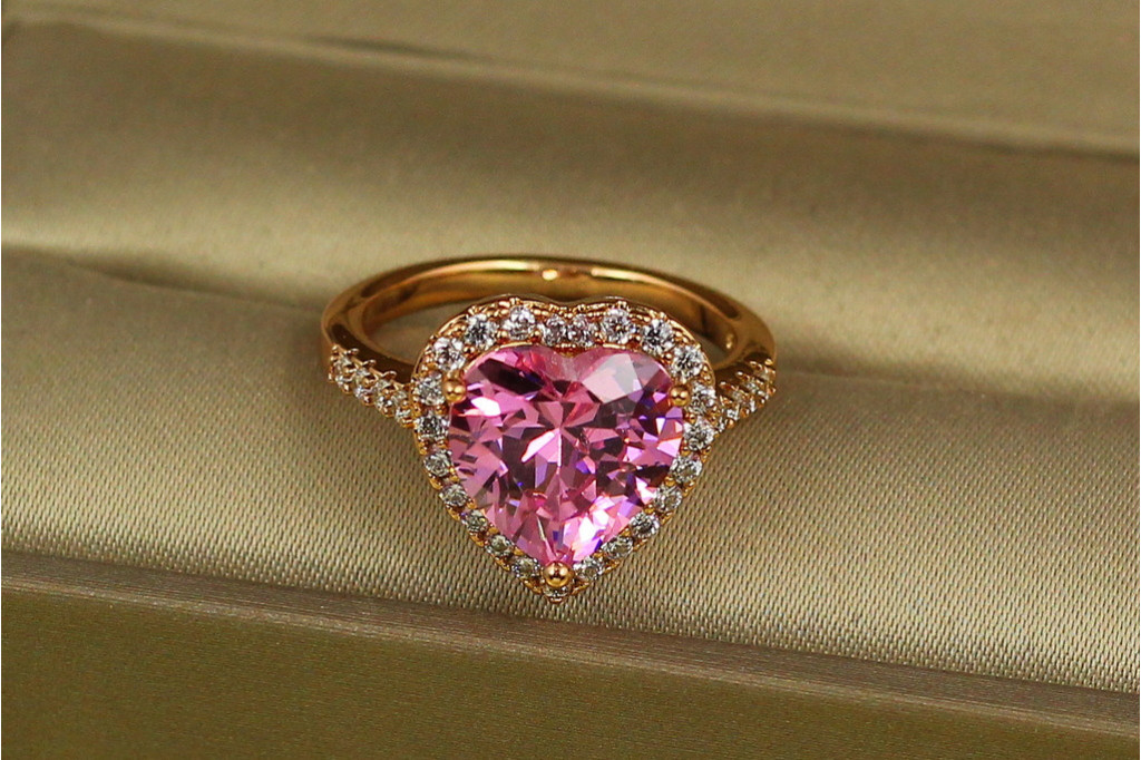 Кільце Xuping Jewelry серце океану з розовим каменем 1,4 см р 19 золотисте