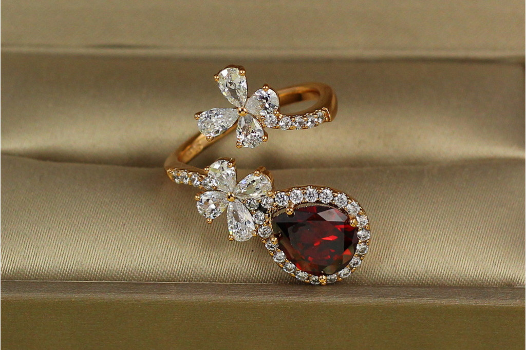 Кільце Xuping Jewelry Марсель з червоним каменем розсувне р 16 золотисте