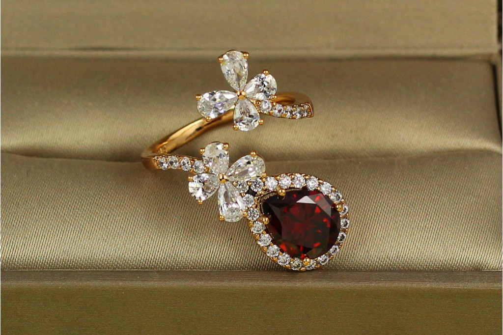 Кільце Xuping Jewelry Марсель з червоним каменем розсувне р 18 золотисте
