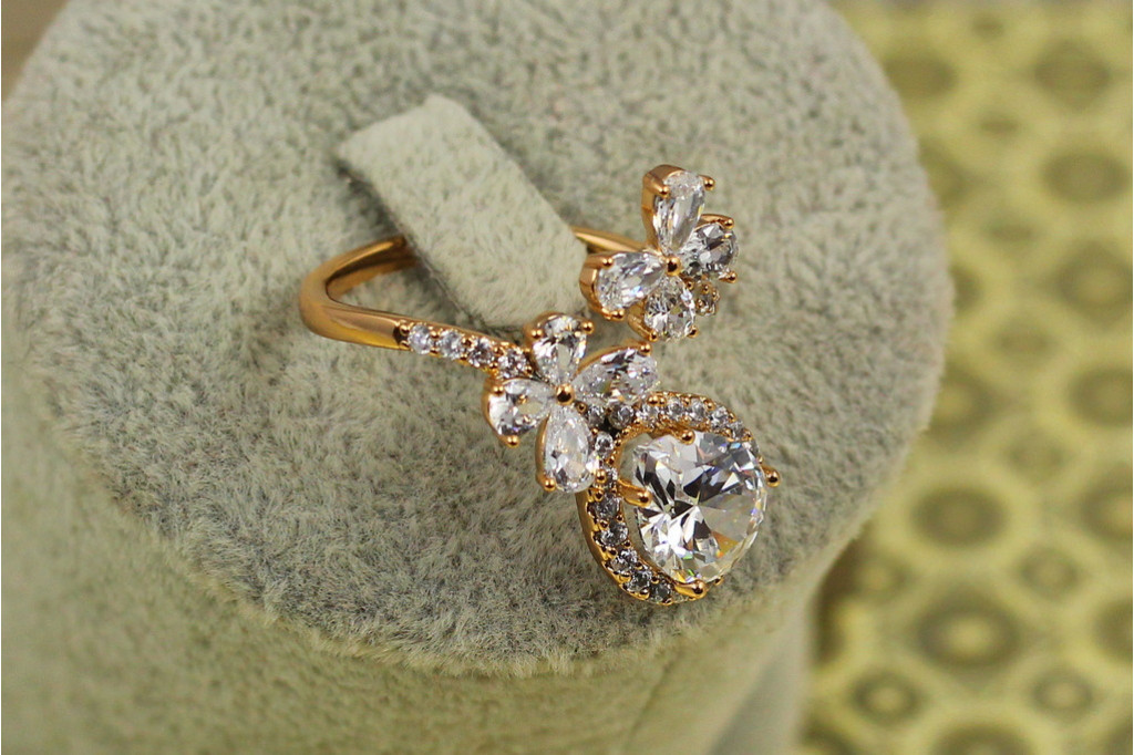 Кольцо  Xuping Jewelry Марсель с белым камнем раздвижное р 18 золотистое