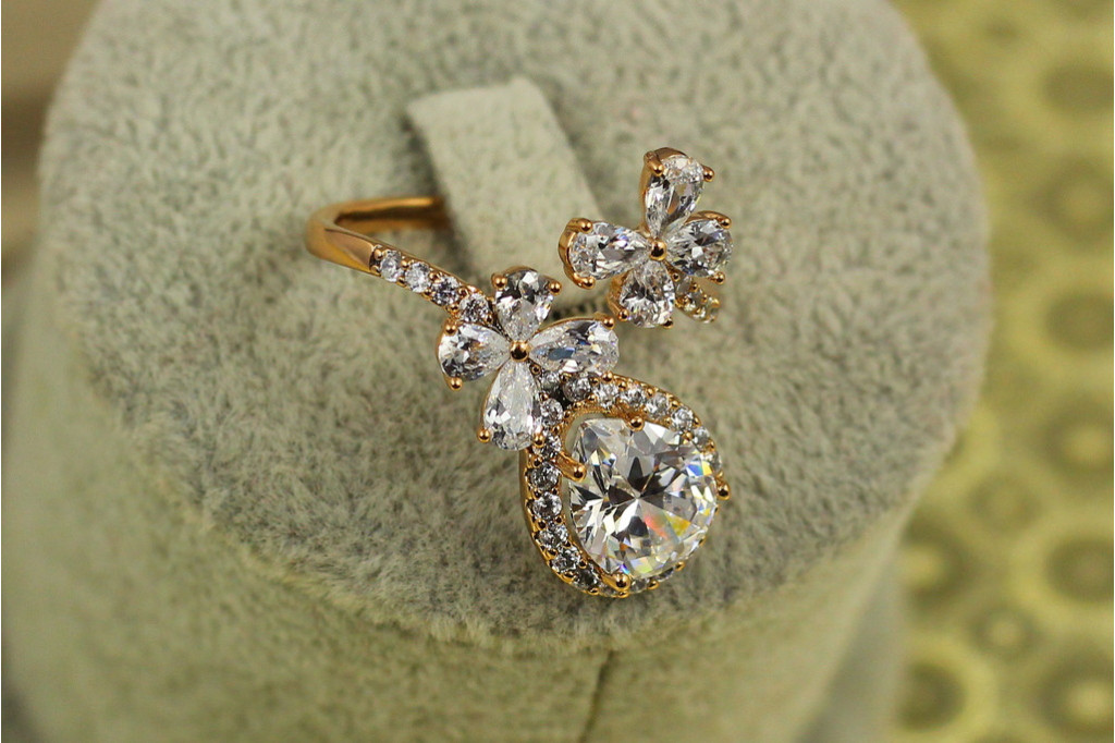 Кольцо  Xuping Jewelry Марсель с белым камнем раздвижное р 18 золотистое