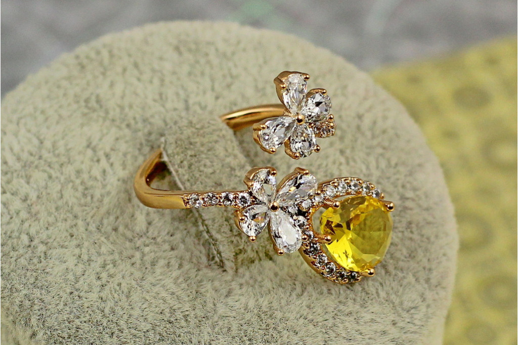 Кільце Xuping Jewelry Марсель з жовтим каменем розсувне р 18 золотисте