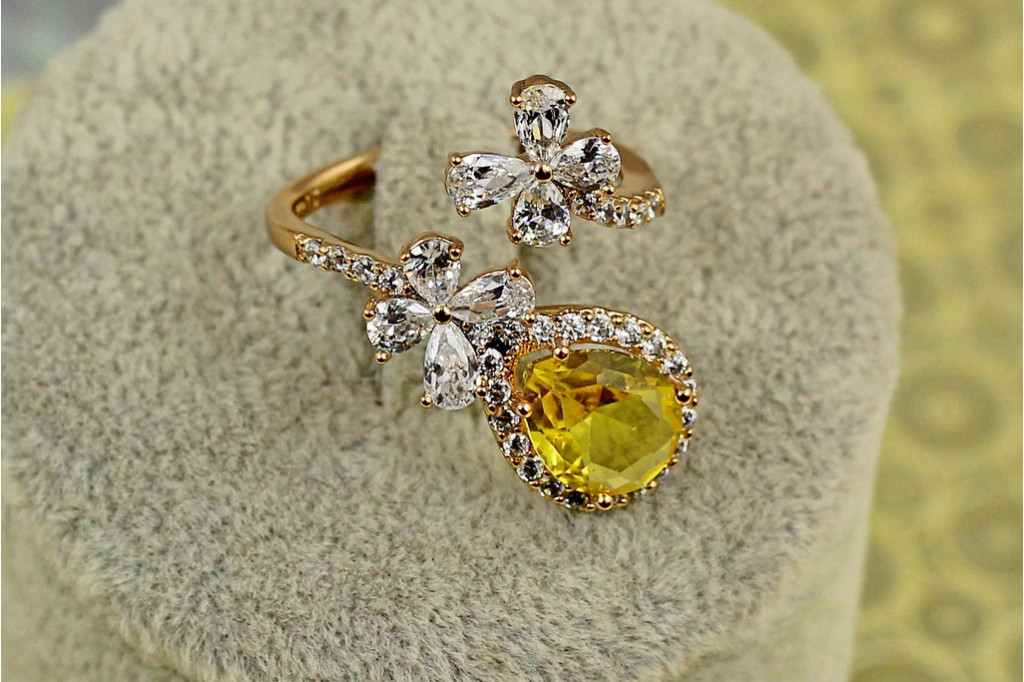 Кільце Xuping Jewelry Марсель з жовтим каменем розсувне р 18 золотисте