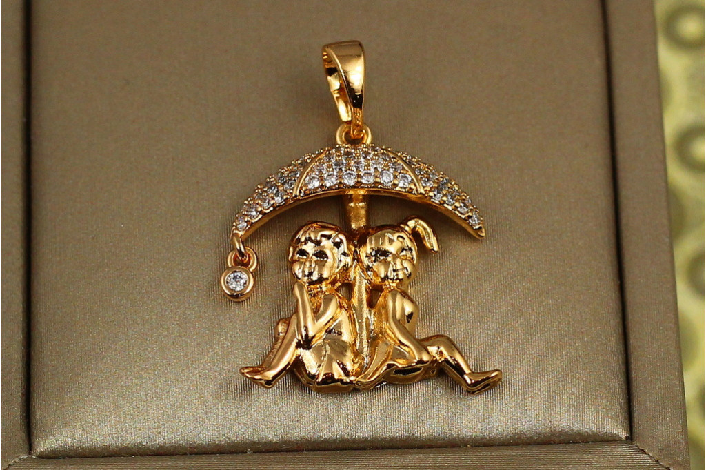 Кулон Xuping Jewelry двое под зонтиком 2 см золотистый