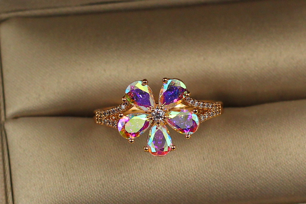 Кольцо Xuping Jewelry цветок с камнем хамелеон р 20  золотистое