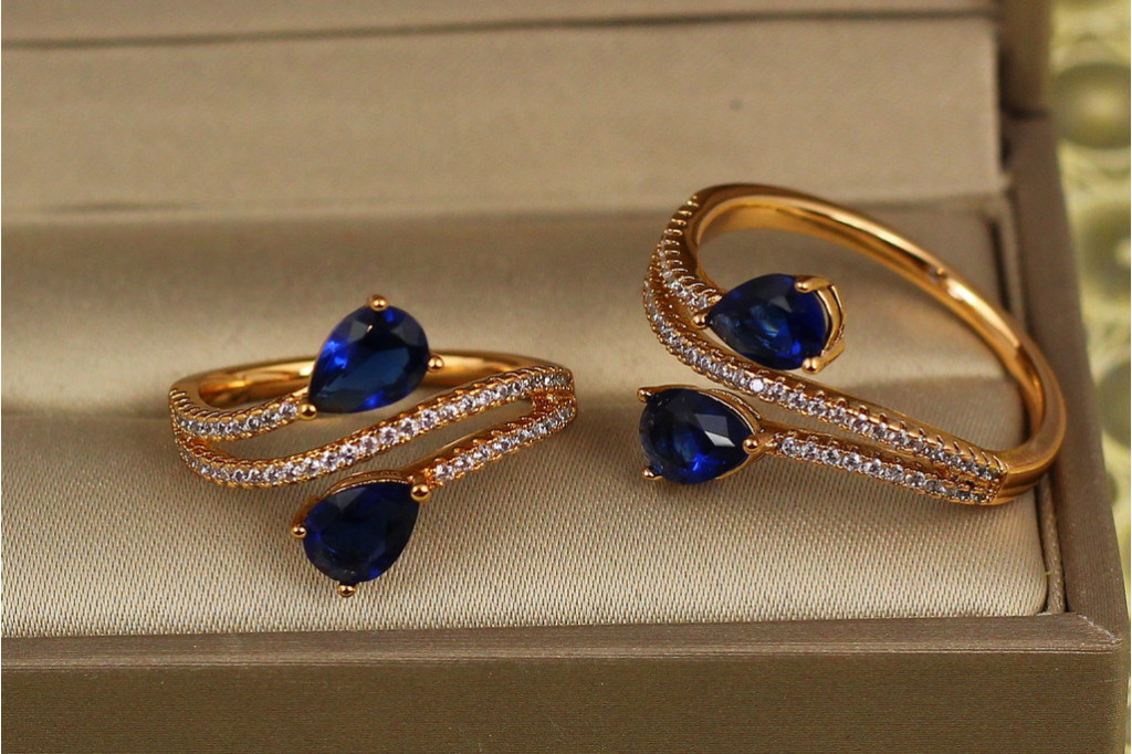 Кільце Xuping Jewelry зустрічні краплі із синіми каменями р 16 золотисте