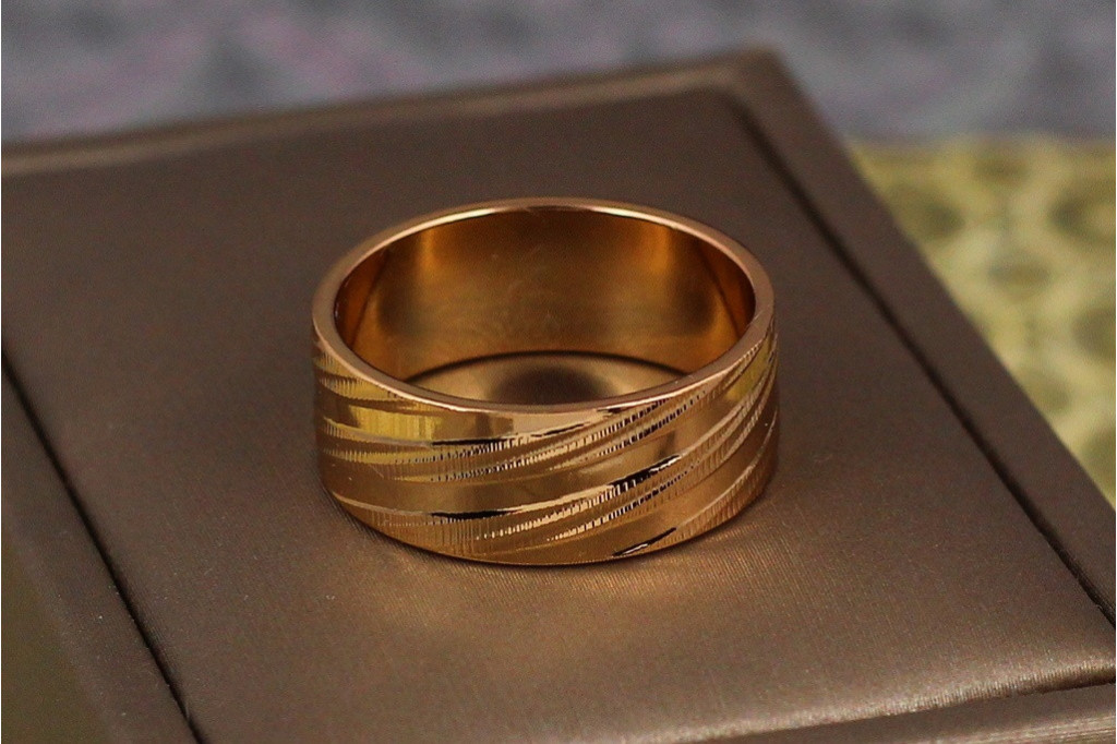 Обручальное кольцо Xuping Jewelry тесненные косые полоски 8 мм  р 22 золотистое
