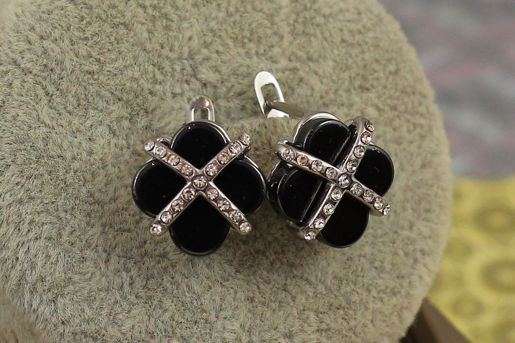 Серьги  Xuping Jewelry клевер с камнями накрест с черной керамикой  1.3 см серебристые