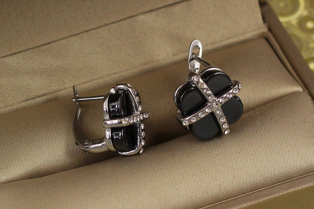 Серьги  Xuping Jewelry клевер с камнями накрест с черной керамикой  1.3 см серебристые