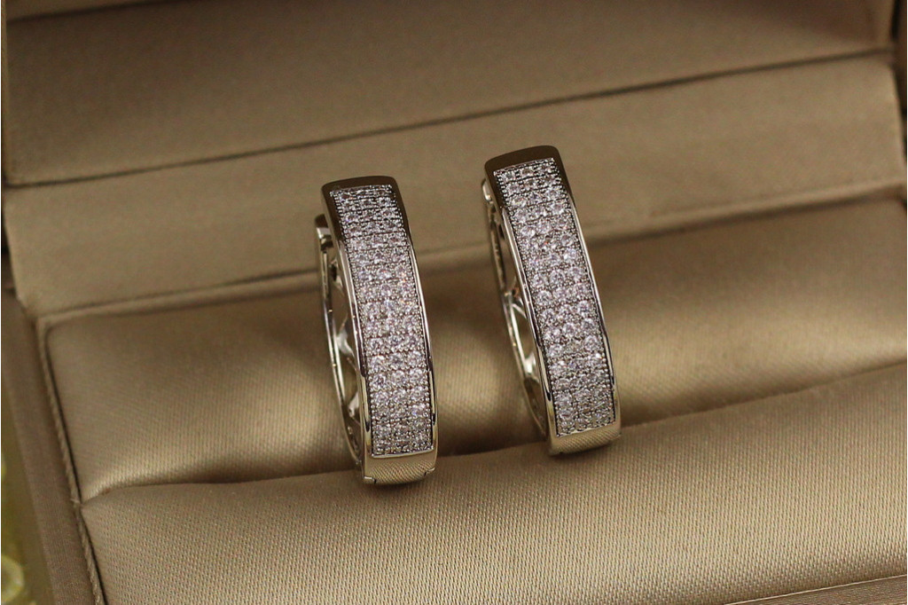 Сережки кільця Хuping Jewelry овальні з камінням три доріжки 2,2 см сріблясті