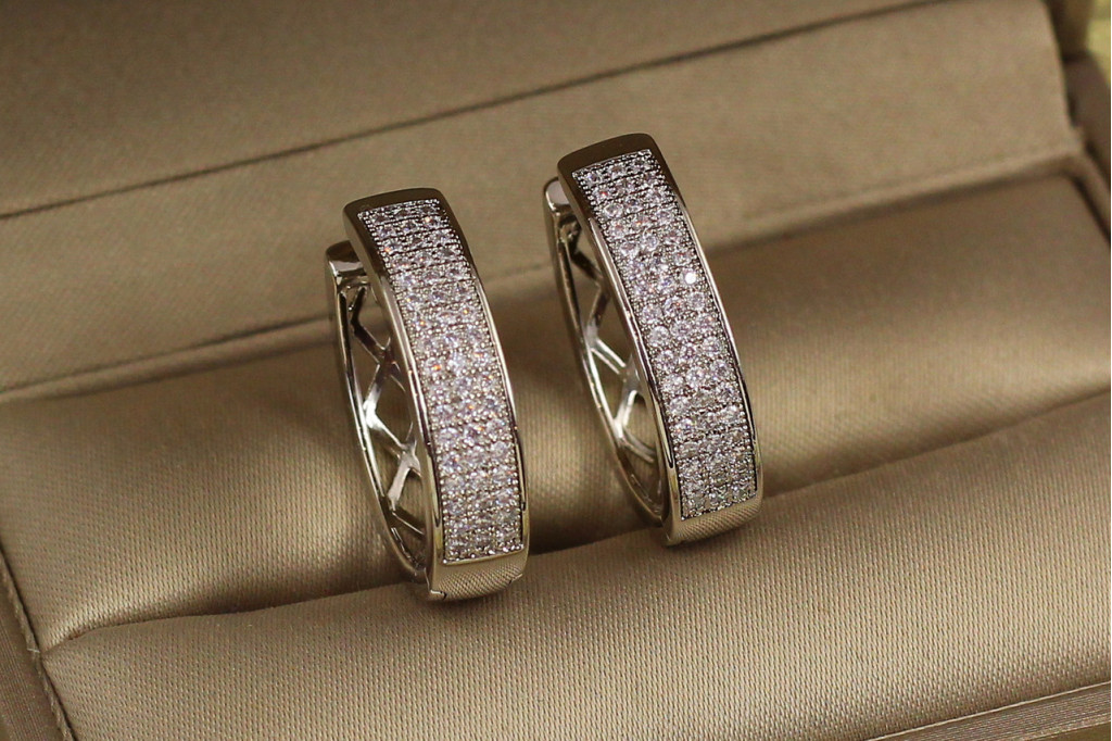 Сережки кільця Хuping Jewelry овальні з камінням три доріжки 2,2 см сріблясті
