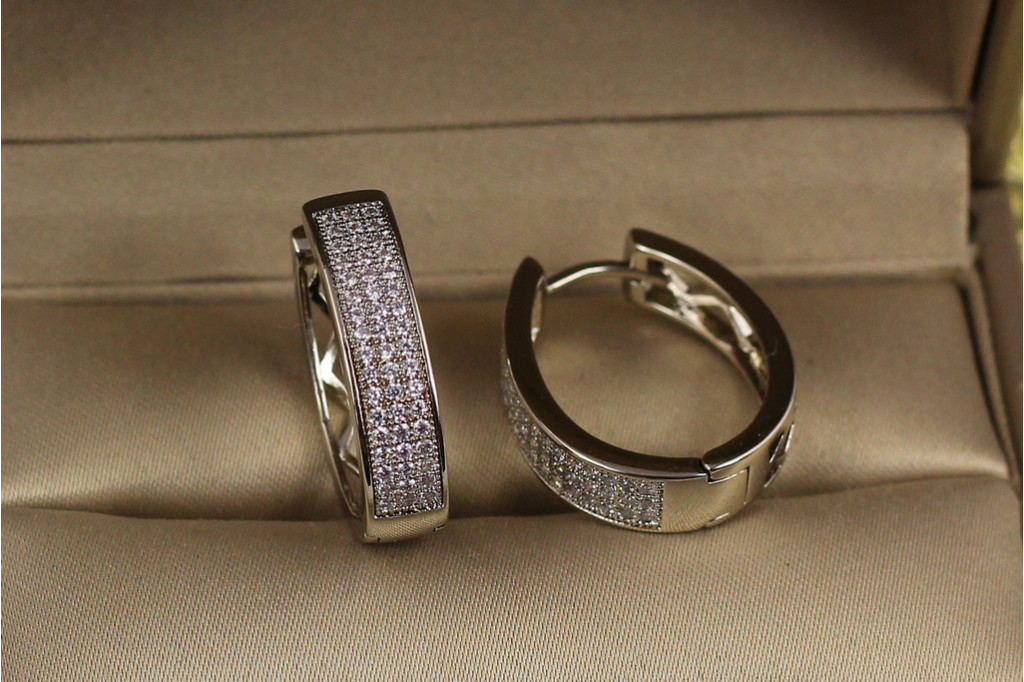 Сережки кільця Хuping Jewelry овальні з камінням три доріжки 2,2 см сріблясті