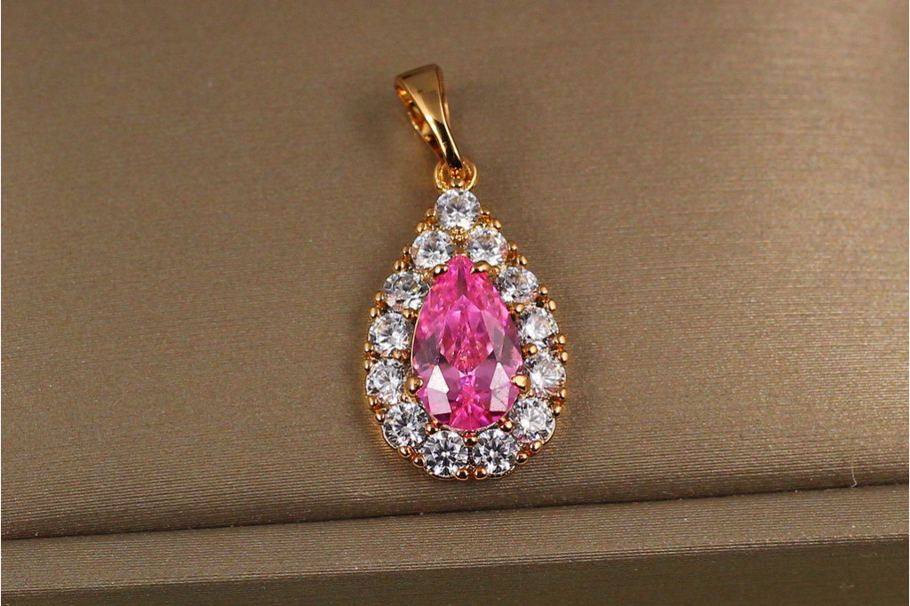 Кулон Xuping Jewelry капля с розовым фианитом в ободке из крупных камней 1.7 см золотистый