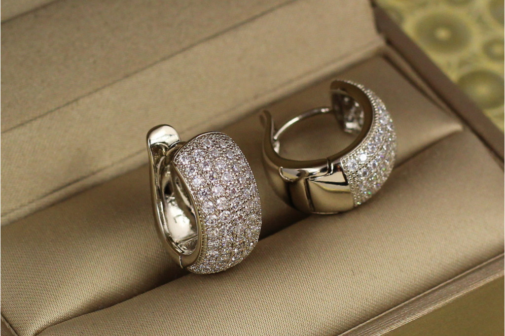 Сережки Xuping Jewelry широкі кільця на п'ять доріжок з каменів 1.8 см сріблясті