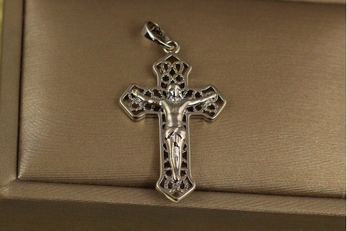 Крестик Xuping Jewelry ажурный с распятьем 3.3 см серебристый
