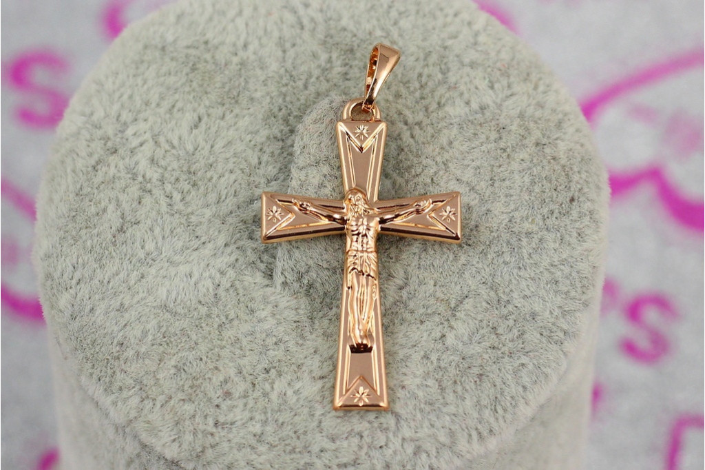 Крестик Xuping Jewelry с расширенными краями и тесненным распятием 3 см золотистый
