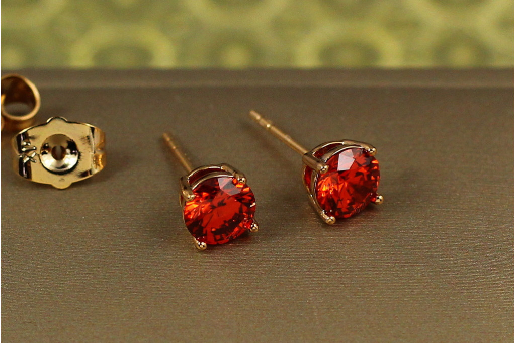 Серьги гвоздики Xuping Jewelry с красным камнем на четыре крепления 6 мм золотистые