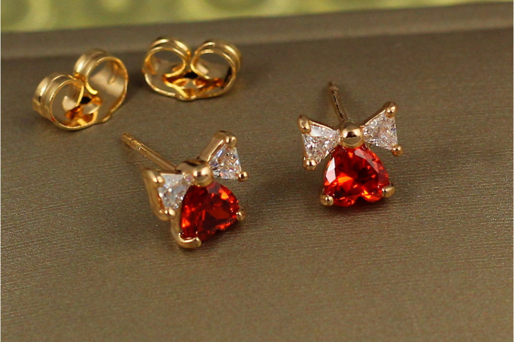 Серьги гвоздики Xuping Jewelry сердечко с бантиком с красным камнем 7 мм золотистые