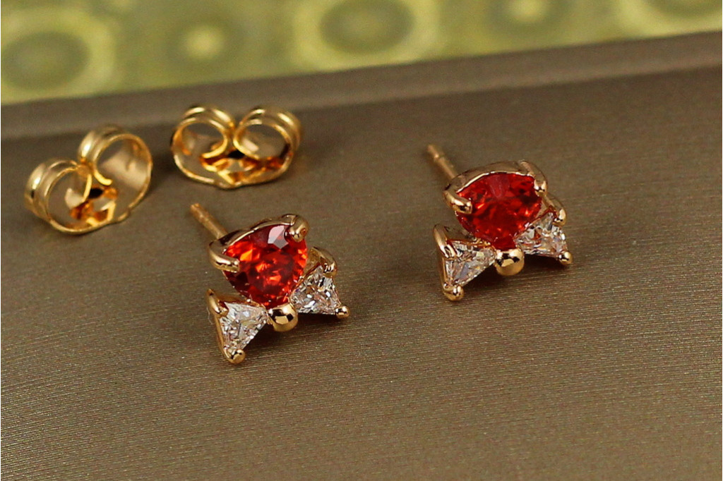 Серьги гвоздики Xuping Jewelry сердечко с бантиком с красным камнем 7 мм золотистые