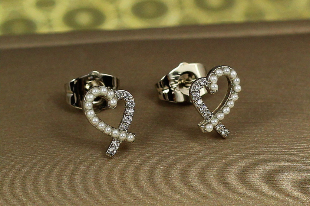 Серьги гвоздики Xuping Jewelry сердечко ободок с жемчужинками 10 мм серебристые