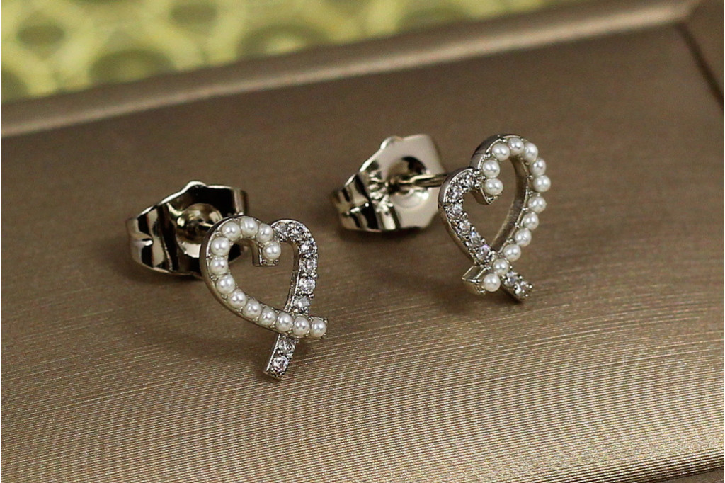 Серьги гвоздики Xuping Jewelry сердечко ободок с жемчужинками 10 мм серебристые