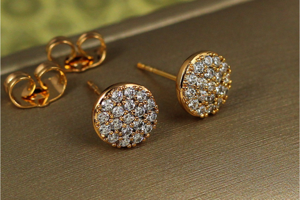 Серьги гвоздики Xuping Jewelry монетка из камней 8 мм золотистые