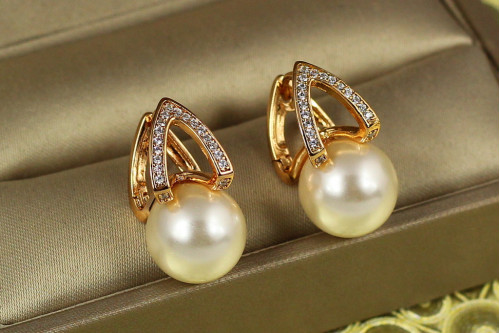 Серьги Xuping Jewelry Ватикан с жемчугом 2 см золотистые