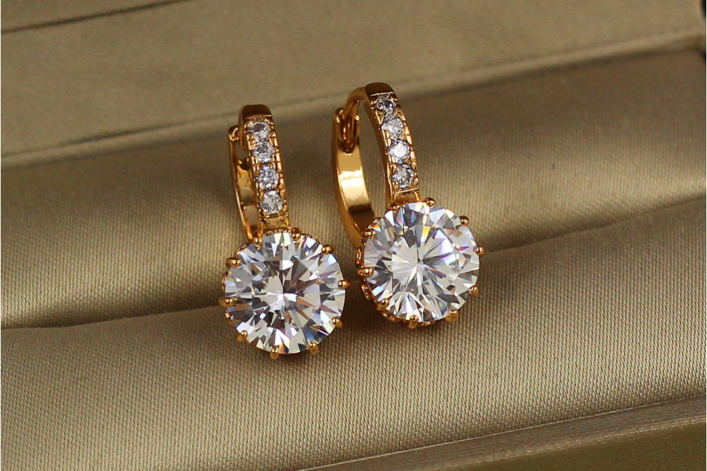 Сережки Xuping Jewelry з великим білим каменем і круглою застібкою 2 см золотисті
