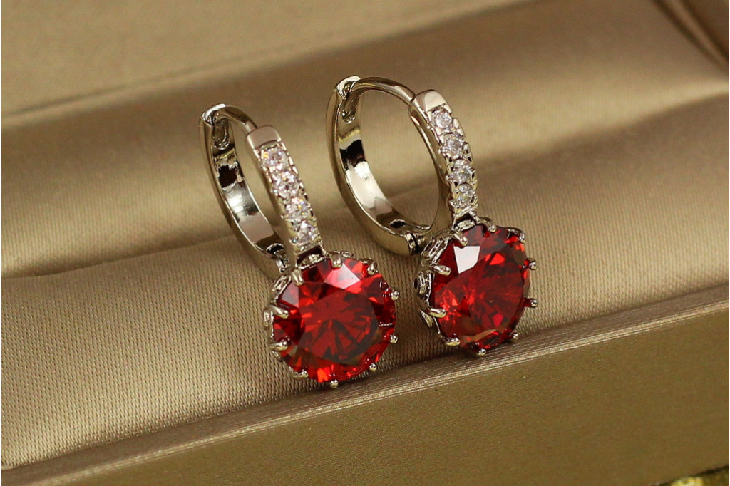 Серьги Xuping Jewelry с большим красным камнем 2 см серебристые