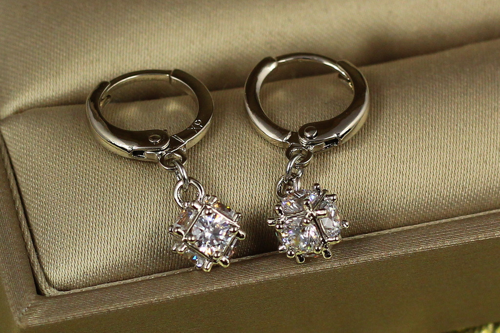 Серьги подвески Xuping Jewelry фианиты в кубике 6 мм 2.3 см серебристые