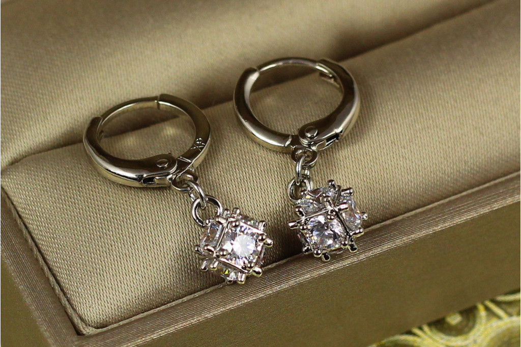 Серьги подвески Xuping Jewelry фианиты в кубике 6 мм 2.3 см серебристые
