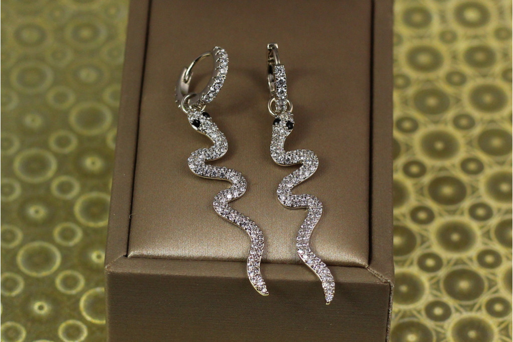 Серьги подвески Xuping Jewelry Извивающаяся змея 5,2 см серебристые