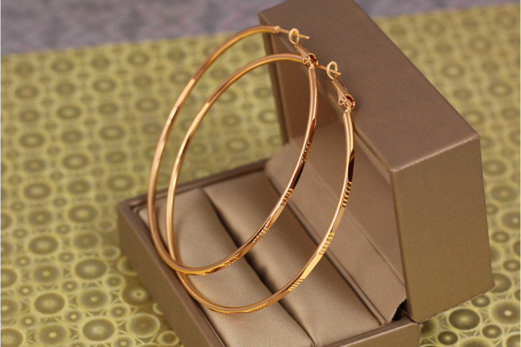 Сережки кільця Хuping Jewelry плоскі з малюнком 6,5 см золотисті