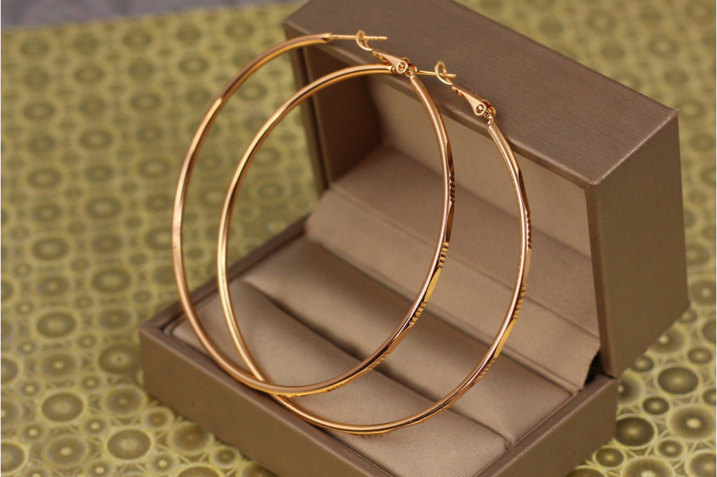Сережки кільця Хuping Jewelry плоскі з малюнком 6,5 см золотисті