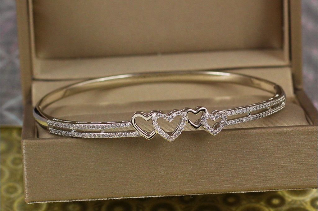 Браслет бенгл Xuping Jewelry чотири серця 57 мм 9 мм на руку від 16 см до 18 см сріблястий