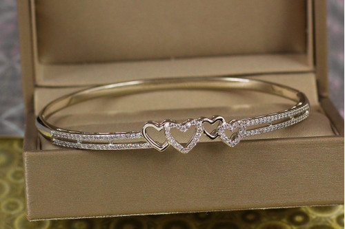 Браслет бенгл Xuping Jewelry чотири серця 57 мм 9 мм на руку від 16 см до 18 см сріблястий