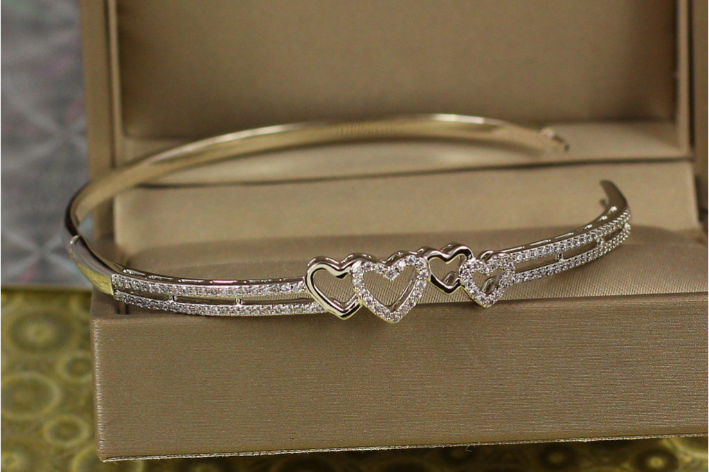 Браслет бенгл Xuping Jewelry чотири серця 57 мм 9 мм на руку від 16 см до 18 см сріблястий