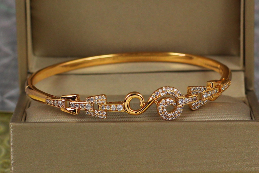 Браслет бенгл Xuping Jewelry Трапеції з вензелем 60 мм 10 мм на руку від 17 см до 19 см золотистий
