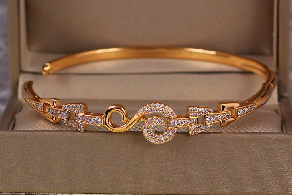 Браслет бенгл Xuping Jewelry Трапеції з вензелем 60 мм 10 мм на руку від 17 см до 19 см золотистий
