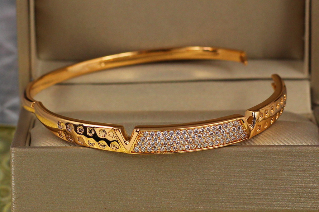 Браслет бэнгл  Xuping Jewelry Деметра 57 мм 7 мм на руку от 16 см до 18 см золотистый